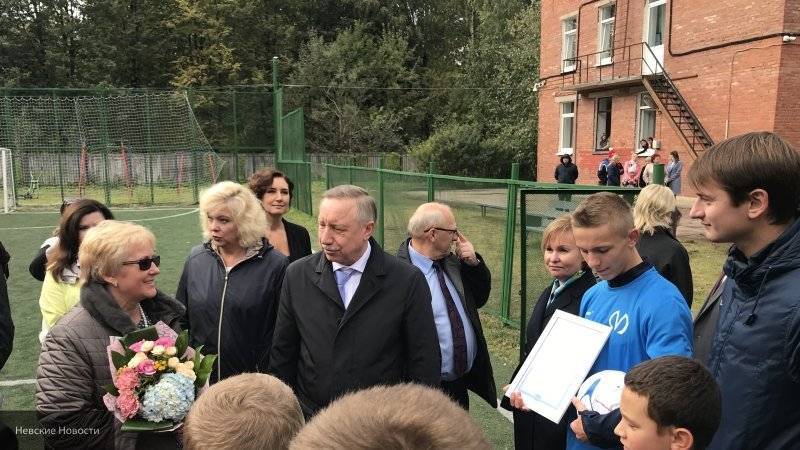Беглов подарил сиротам из центра семейного воспитания сертификат на покупку спортинвентаря