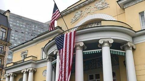Депутаты заявляют, что лингвисты признали призывом пост посольства США о митинге в Москве