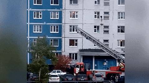 В Нижневартовске мужчина вытащил девушку из окна горящей квартиры — видео.