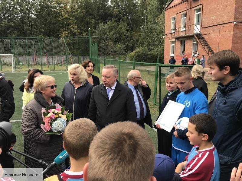 Беглов подарил центру для детей-сирот сертификат на покупку спортивного инвентаря