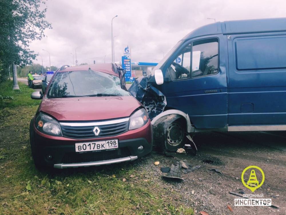Попавшие в ДТП ГАЗель и Renault в Гатчинском районе Ленобласти попали на видео