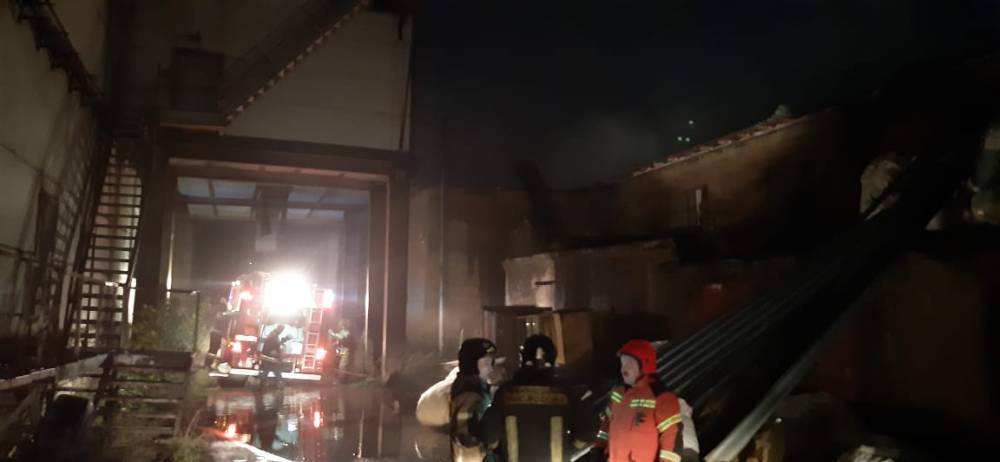 Пожар вспыхнул на крупном дизельном заводе в Екатеринбурге