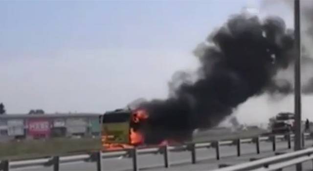 Видео: бензовоз загорелся на оживленной трассе