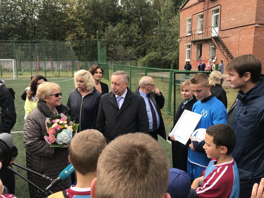 Беглов подарил воспитанникам центра для детей-сирот сертификат на спортинвентарь
