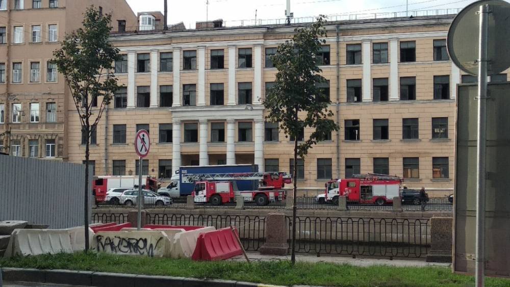 Огонь охватил здание бывшего ПТУ на проспекте Римского-Корсакова второй раз за месяц