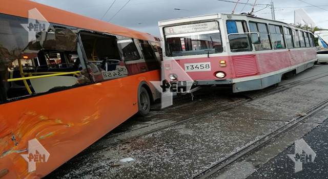 Видео из автобуса в момент столкновения с трамваем в Нижнем Новгороде