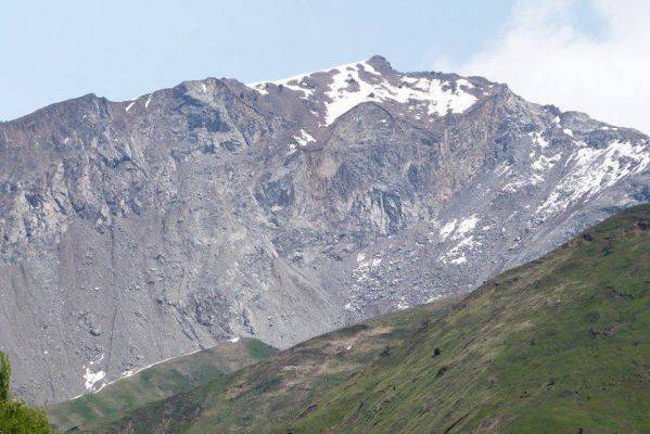 Двух российских туристов спасли в горах Таджикистана