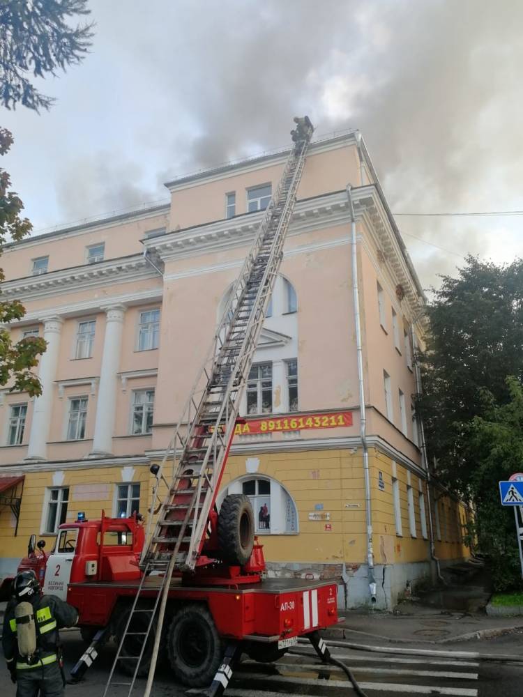 В Великом Новгороде загорелось чердачное помещение бывшего техникума
