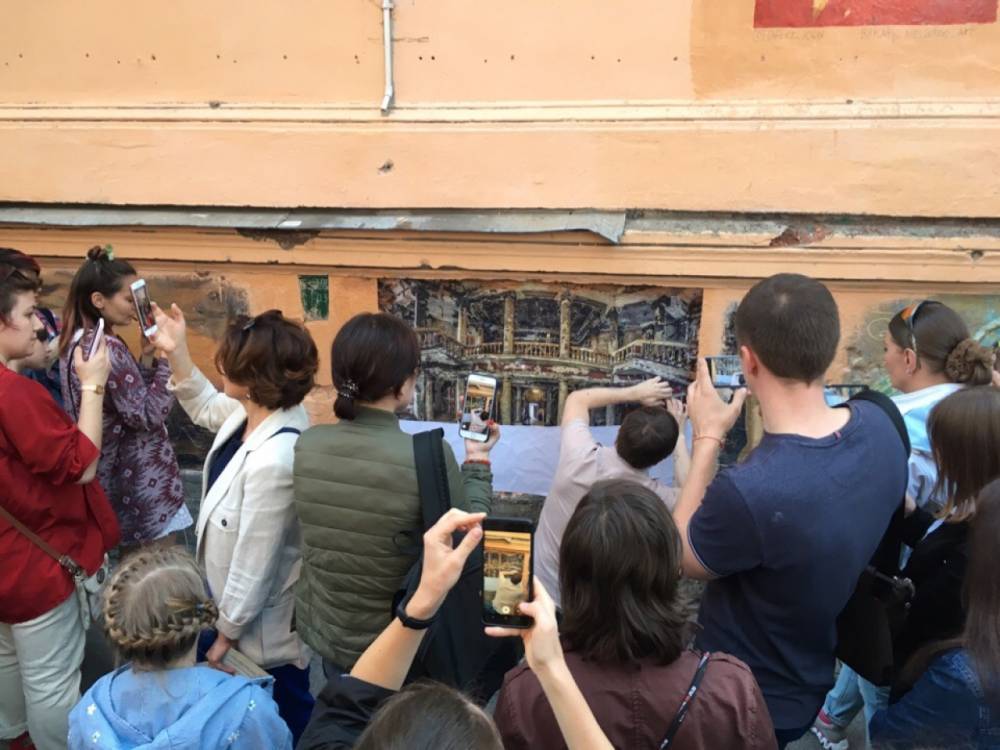 Вандалы изуродовали фрески с женщиной и медведем на Кирочной улице