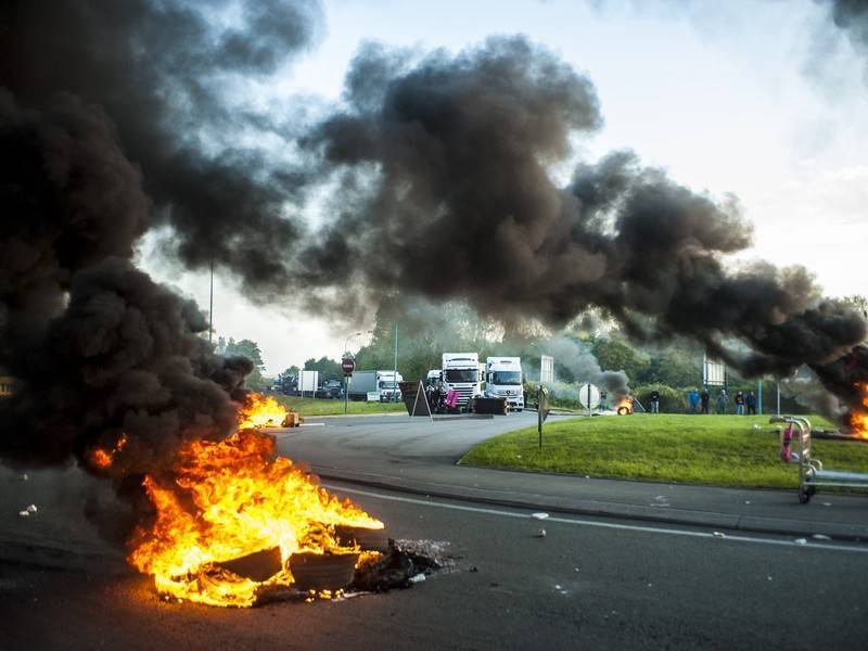 Французские фермеры в знак протеста жгут костры на дорогах