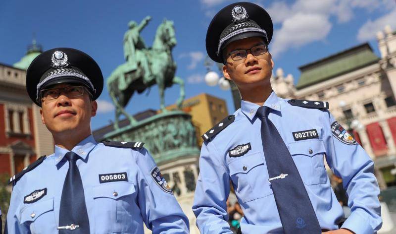 Китай вывел полицейских на улицы Белграда