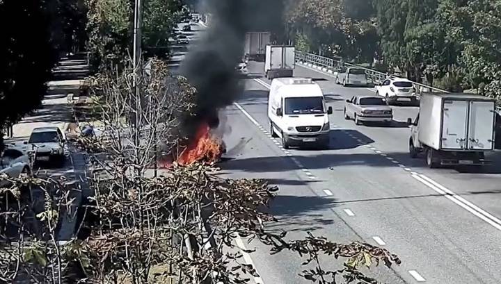 Водитель мопеда пострадал в огненном ДТП в Сочи. Видео