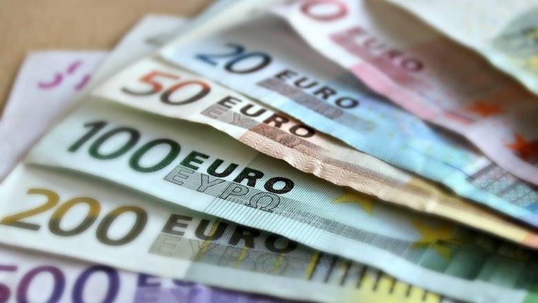 Доллар и евро падают в цене на фоне укрепления рубля