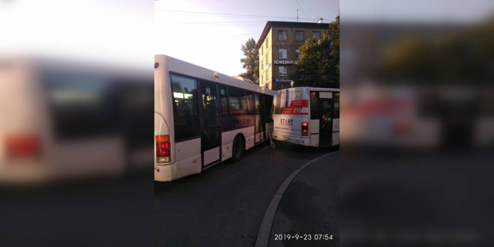 У метро «Елизаровская» два автобуса создали большую пробку