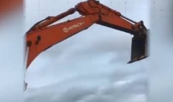 Видео: Рабочие покатались в ковше экскаватора как на карусели