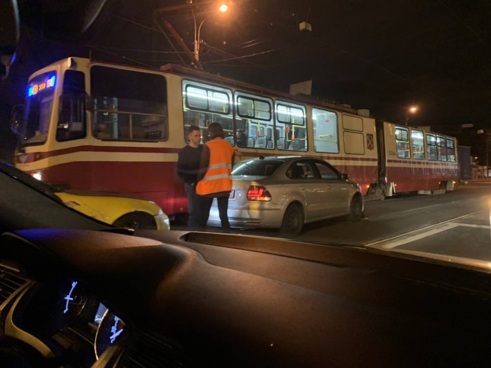 На Четной речке трамваи встали из-за ДТП меду двумя легковушками
