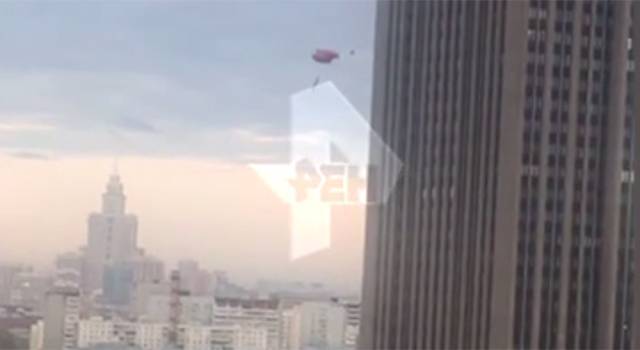 Видео: мужчина прыгнул с парашютом с небоскреба в Москве