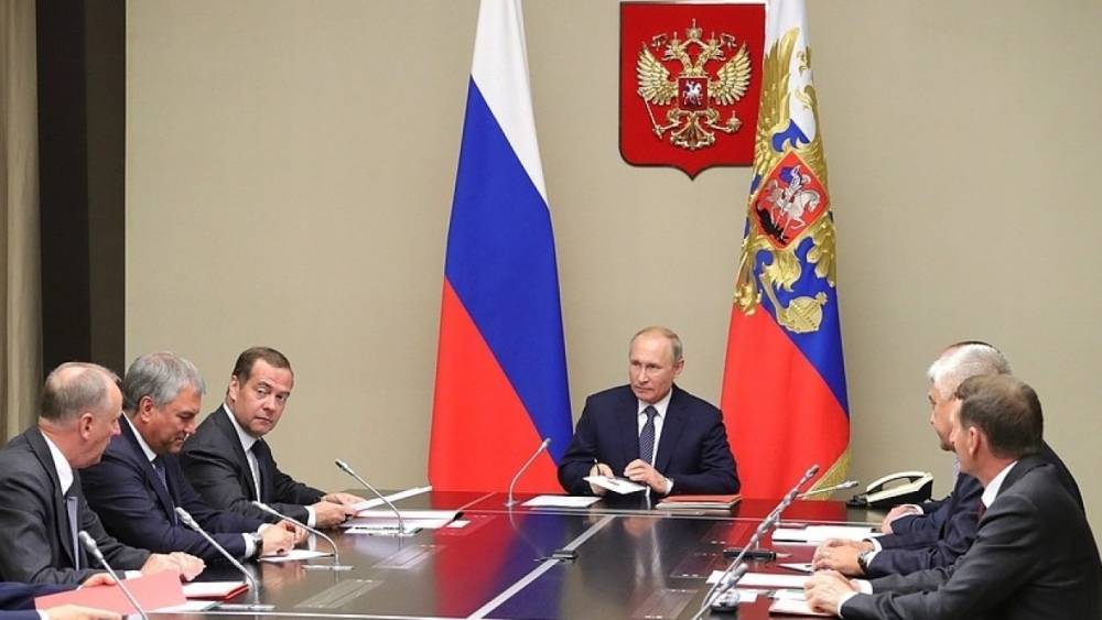 Путин обсудит с правительством меры для повышения доходов населения