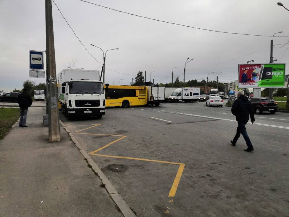 Автобус сдал назад в ГАЗель у метро «Рыбацкое»