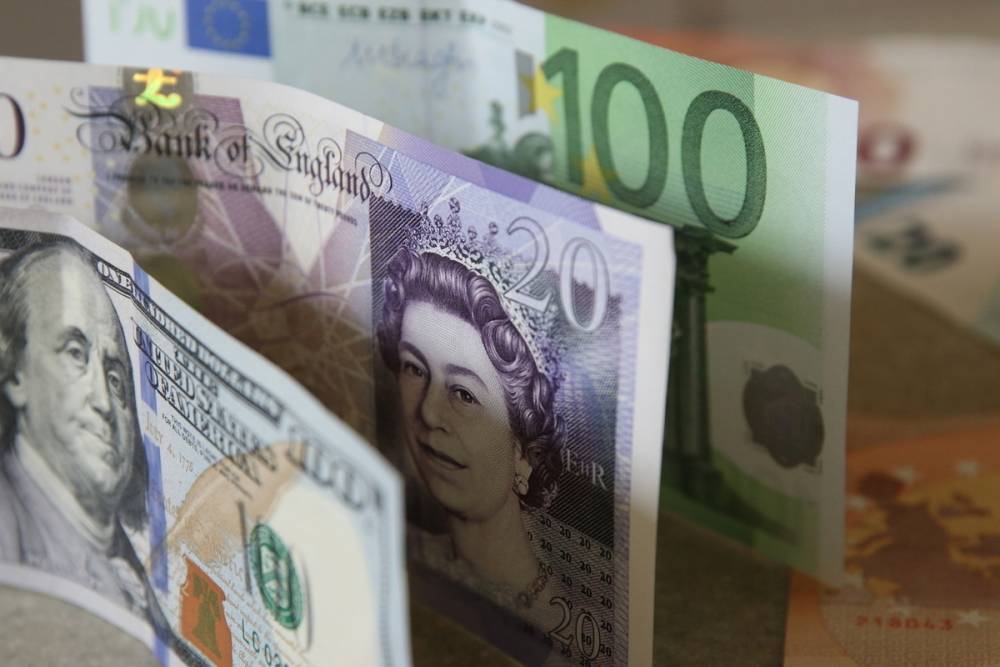 Россиян заставят платить за хранение валюты в банках