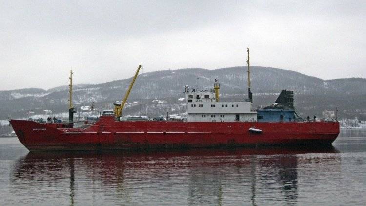 Спасатели эвакуировали экипаж с горящего в Норвегии российского траулера