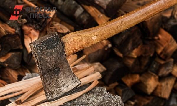 Тюменец получил травму лба во время колки дров