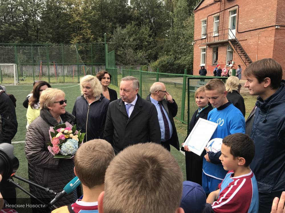 Беглов вручил детям из центра семейного воспитания сертификат на покупку спортинвентаря