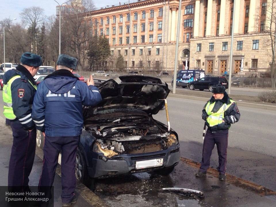 Пожарные в Санкт-Петербурге больше часа пытались потушить горящий автомобиль