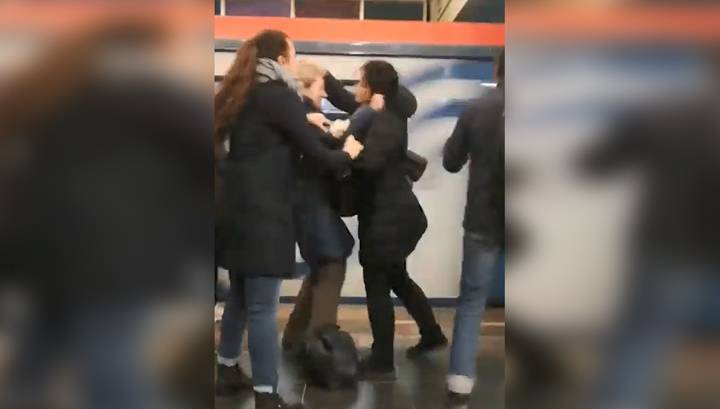 Чуть не сбросила под поезд: потасовка женщин в московском метро попала на видео