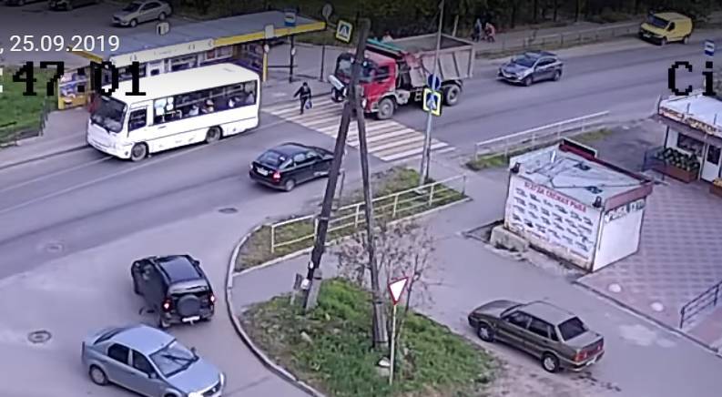 Женщина-пешеход попала под колеса грузовика на переходе в Петрозаводске