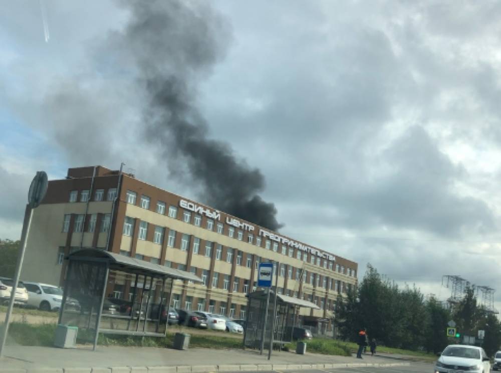 Спасатели потушили три горящих бесхозных вагончика на Полюстровском в Петербурге