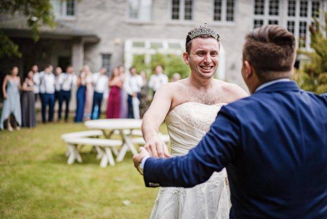 Жених ждал у алтаря невесту, но увидел своего брата в свадебном платье. Их фото стало вирусным