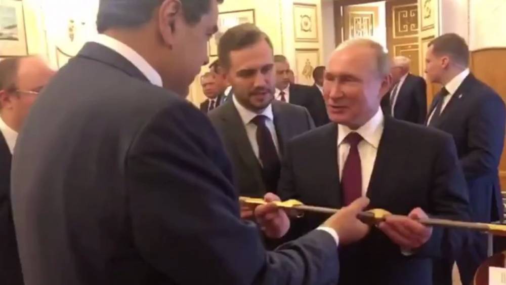 Мадуро подарил Путину саблю Боливара