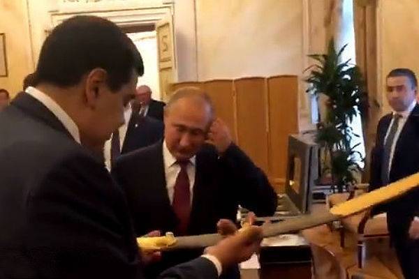 Путин получил в подарок от Мадуро копию сабли Боливара