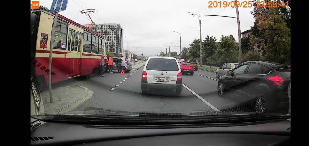 Автоледи заставила трамваи остановиться на Бухарестской
