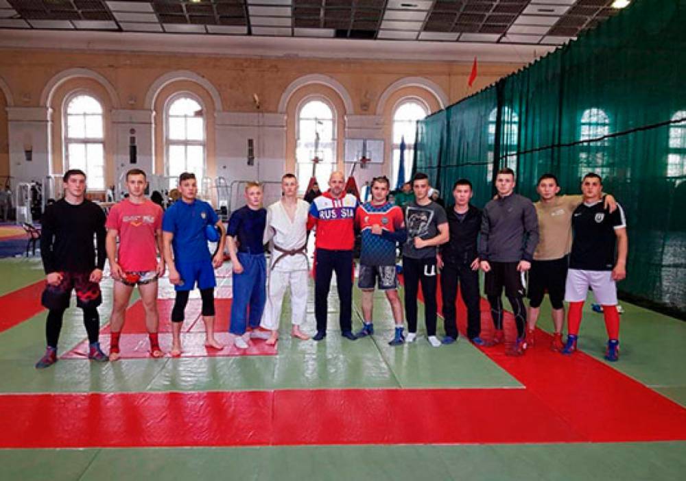 Тренеры ЦСКА научили курсантов Можайки фехтовать, стрелять и поднимать гири