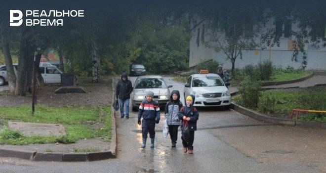 Школьникам в Уфе приходится ходить по проезжей части из-за отсутствия тротуаров