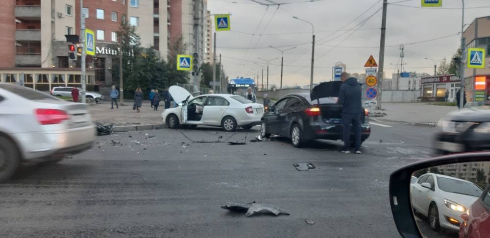 Обломки Skoda и Ford разлетелись на несколько метров после ДТП на улице Шаврова