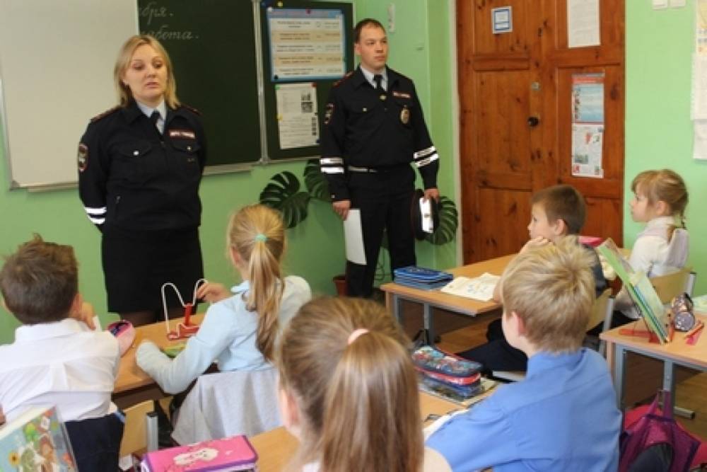 Инспектор ГИБДД напомнила школьникам Сестрорецка о правилах дорожного движения