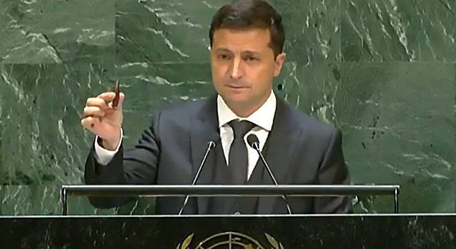 Зеленский вышел на трибуну ГА ООН с пулей и обвинил РФ в бедах Украины