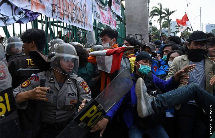 Более 300 человек пострадали в Джакарте во время акции против нового закона