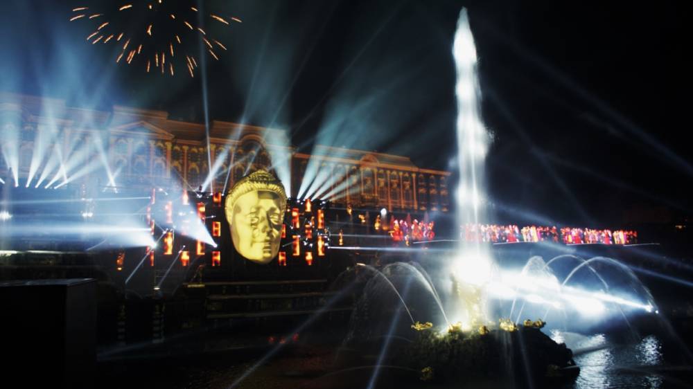 Императрица Екатерина Великая ожила на осеннем празднике фонтанов в Петергофе