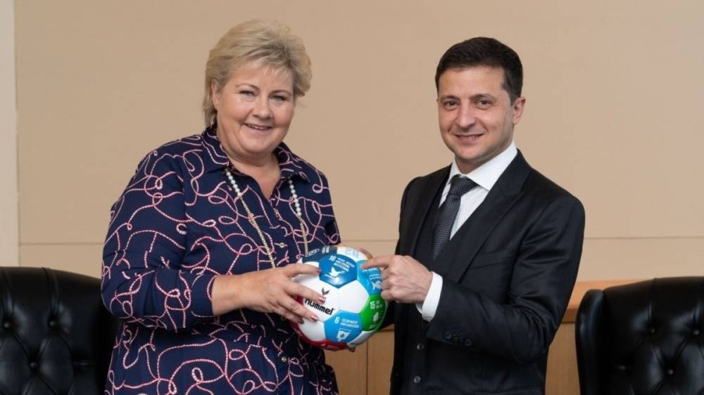 Зеленский предложил норвежскому премьеру добывать на Украине газ, а она подарила ему мяч