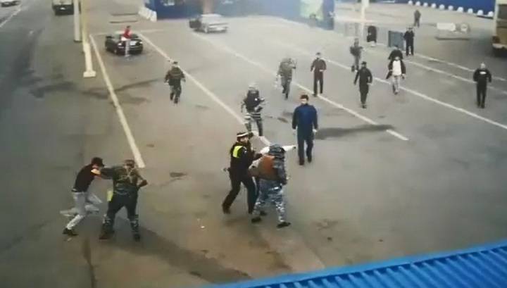Появилось видео драки водителей с полицейскими на границе Осетии и Ингушетии