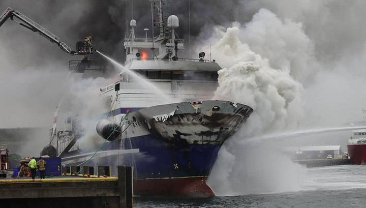Полиция Норвегии: пожар на траулере "Бухта Наездник" вышел из-под контроля