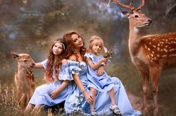 Певица МакSим и ее дочери позировали в лесу с оленями: романтичная фотосессия