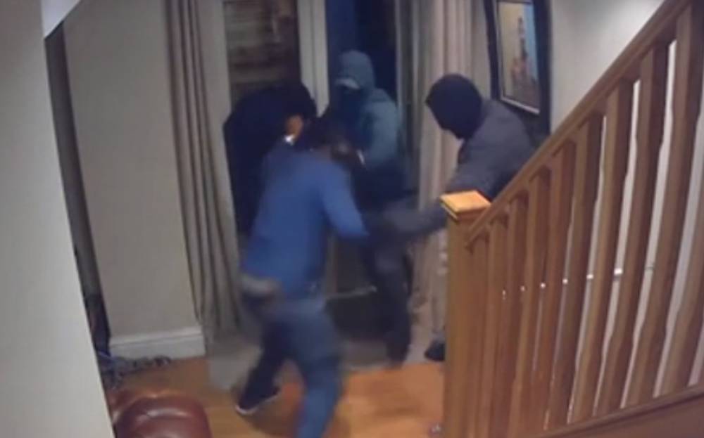 Видео: мужчина голыми руками отбился от трех вооруженных грабителей