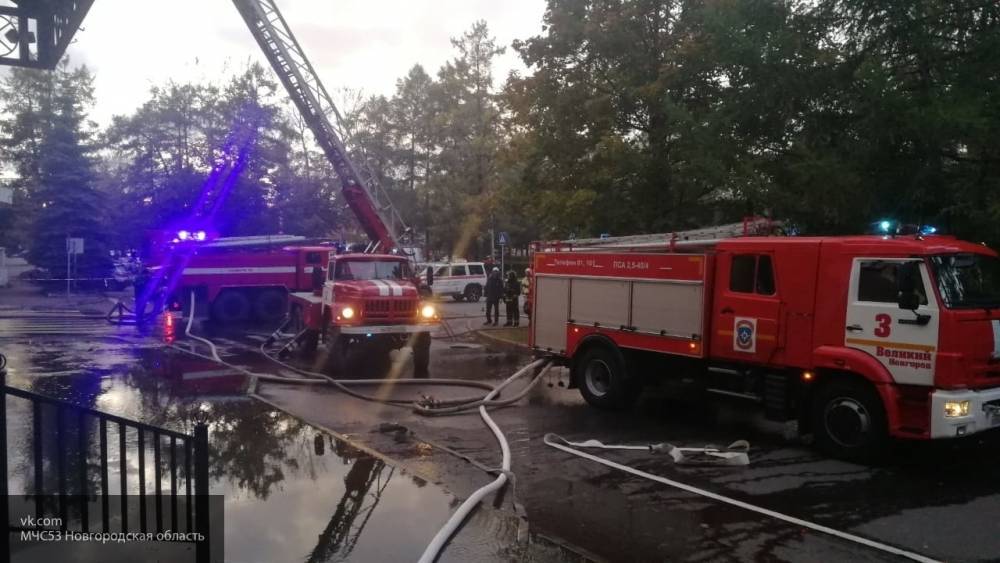 Несколько часов потребовалось пожарным, чтобы справиться с огнем в Петербурге
