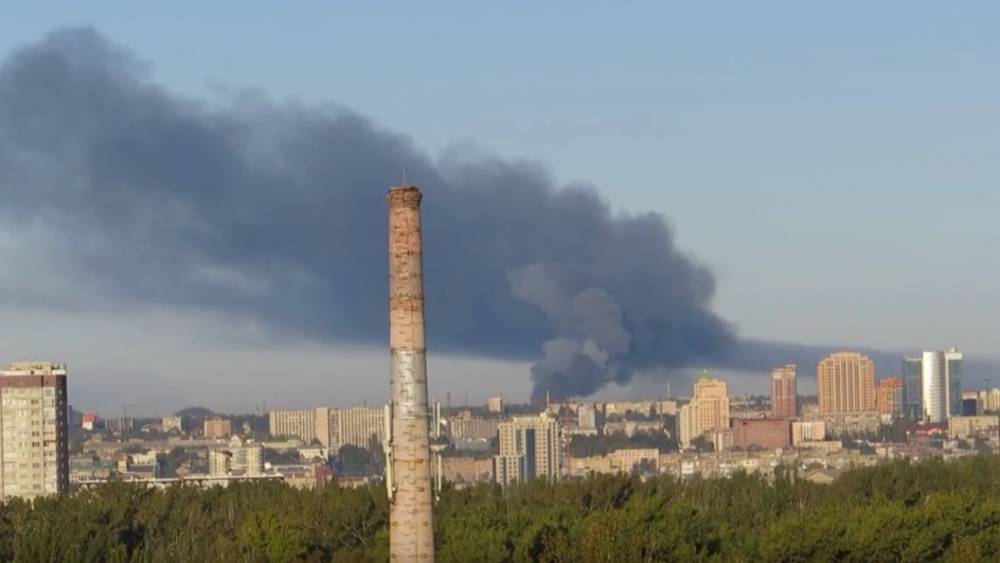 В Куйбышевском районе Донецка услышали взрывы и выстрелы перед сильным пожаром