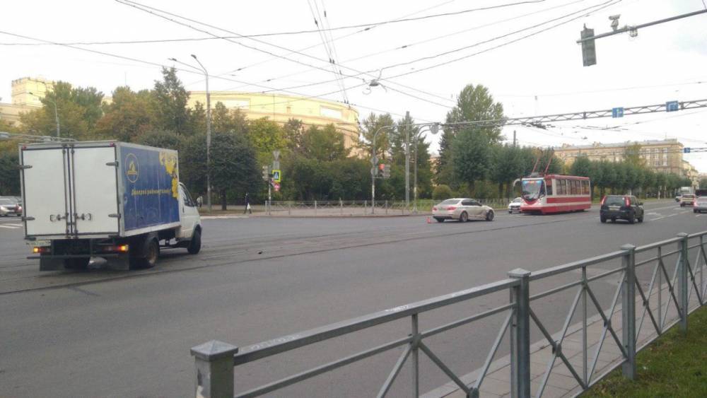 Трамваи встали из-за ДТП на пересечении Типанова и Ленсовета